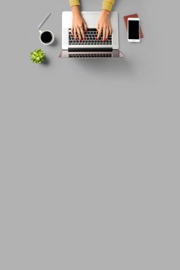 Dizüstü bilgisayarda çalışan kadın. Yakın çekim