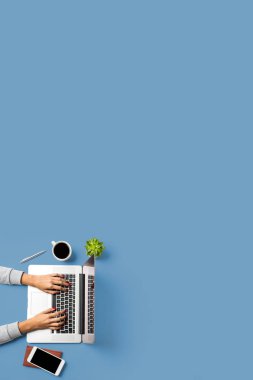 Dizüstü bilgisayar ile Office Masaüstü