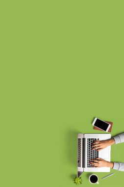 Dizüstü bilgisayarda çalışan kadın. Yakın çekim