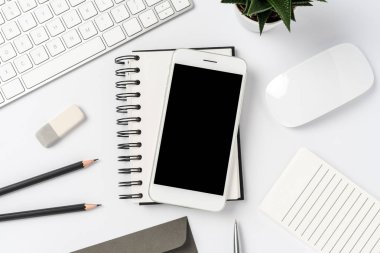 Modern ofis masaüstü beyaz smaprt telefon ve kopya alanı ile