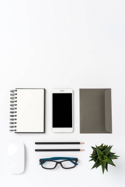 Modern ofis masaüstü kopya alanı ile