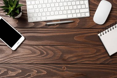 Modern ofis masaüstü kopya alanı ile
