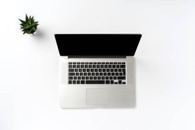 Office Masaüstü modern dizüstü bilgisayar ile. Yakın çekim