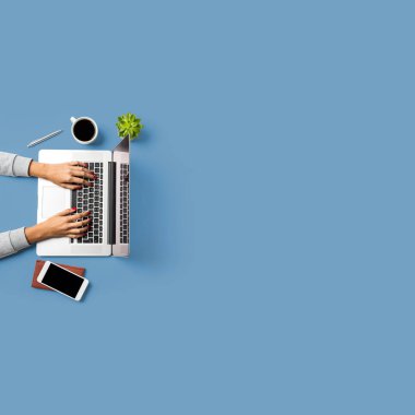 Modern ofisinde çalışan kadın. Üstten görünüm