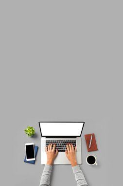 Ofiste çalışan kadın havai bir kadeh. Kopya alanı