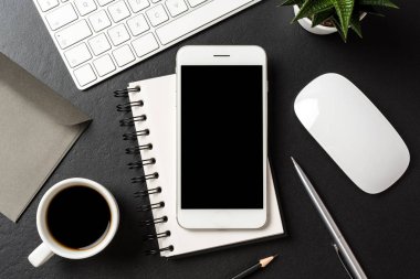 Modern ofis masaüstü beyaz akıllı telefon ve kopya alanı ile