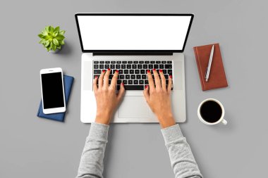 Ofiste çalışan kadın havai bir kadeh. Kopya alanı