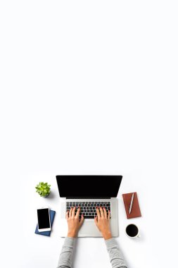 Modern ofisinde çalışan kadın. Üstten görünüm