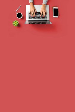 Bilgisayarlı ve aksesuarlı bir ofis masası. Üst görünüm