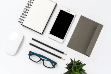 Modern ofis masaüstü beyaz akıllı telefon ve kopya alanı ile