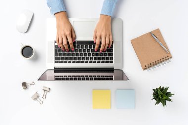 Ofiste çalışan kadın havai bir kadeh. Kopya alanı