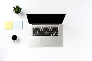 Modern ofis masaüstü. Üstten görünüm