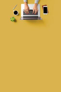 Ofiste çalışan kadın havai bir kadeh. Kopya alanı