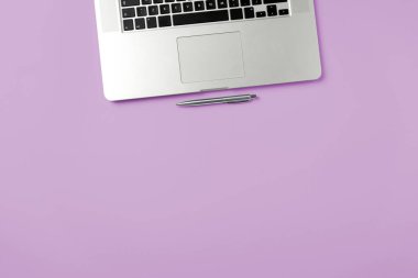 Office Masaüstü modern dizüstü bilgisayar ile. Yakın çekim