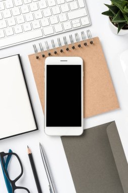Modern ofis masaüstü beyaz akıllı telefon ve kopya alanı ile