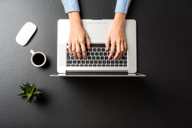 Modern ofisinde çalışan kadın. Üstten görünüm