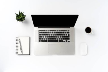 Office Masaüstü modern dizüstü bilgisayar ile. Yakın çekim