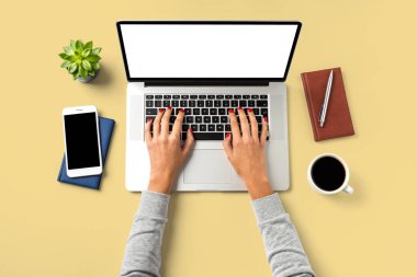 Ofiste çalışan kadın. Üstten görünüm