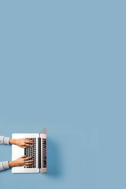 Dizüstü bilgisayarda çalışan kadın