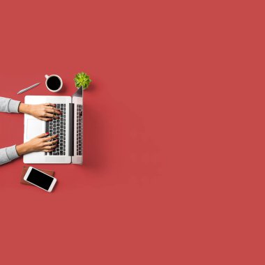 Ofiste çalışan kadın. Üstten görünüm