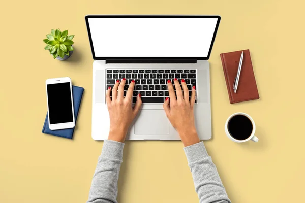 Una Mujer Trabajando Oficina Vista Superior — Foto de Stock