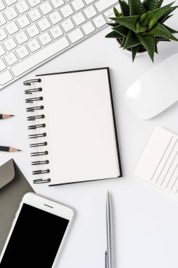 Kopya alanı ile beyaz arka plan üzerinde ofis veya iş aksesuarları
