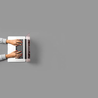 Dizüstü bilgisayarda çalışan kadın havai çekim