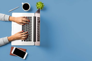 Modern ofisinde çalışan kadın. Üstten görünüm