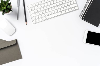 Beyaz arka plan üzerinde ofis veya iş aksesuarları