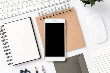 Modern ofis masaüstü beyaz akıllı telefon ve kopya alanı ile