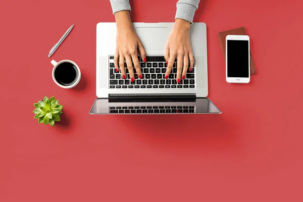 Una Mujer Trabajando Una Oficina Moderna Vista Superior — Foto de Stock