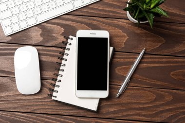 Modern ofis masaüstü beyaz akıllı telefon ve kopya alanı ile