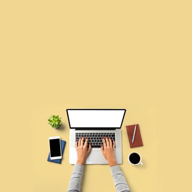 Ofiste çalışan kadın havai bir kadeh. Kopya alanı