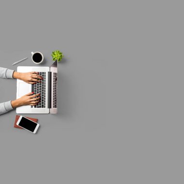 Dizüstü bilgisayarda çalışan kadın havai çekim