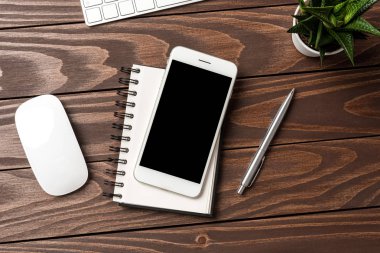 Modern ofis masaüstü beyaz akıllı telefon ve kopya alanı ile