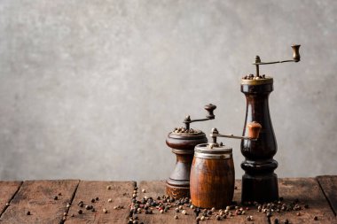 Kopyalama alanı olan antika biber değirmenleri koleksiyonu