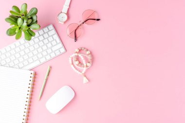 Kopyalama alanı olan kadın aksesuarları olan ofis masaüstü