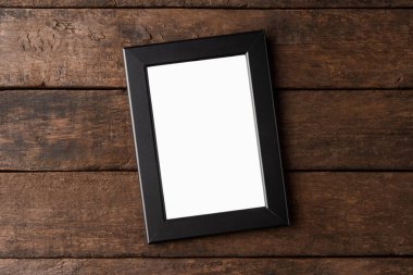 Ahşap arkaplanda boş resim çerçevesi
