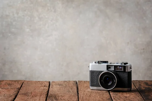 Retro Camera Houten Plank Met Kopieerruimte — Stockfoto