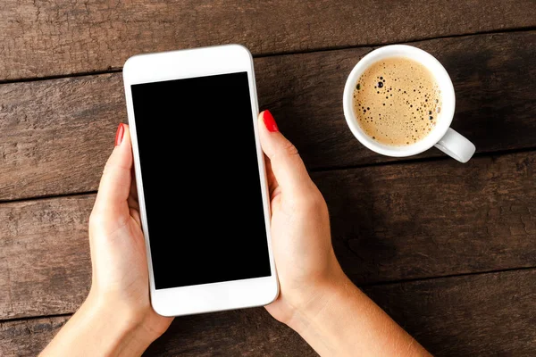 Kopyalama alanı olan beyaz akıllı telefon tutan kadın.