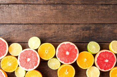 Kopyalama alanı olan ahşap masa üzerindeki sulu sitruslar