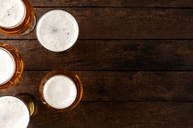 Bira bardakları ahşap masada..