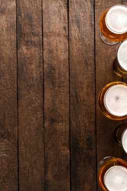 Kopyalama alanı olan ahşap masada bira bardakları.