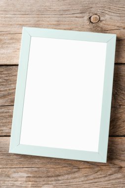 Ahşap arkaplanda kopyalanmış resim çerçevesi 