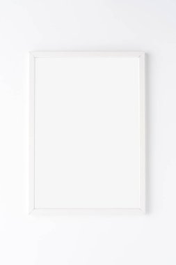 Beyaz duvara boş resim çerçevesi. Kopyalama alanı ile modelleme