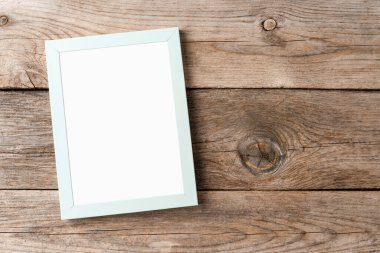 Ahşap arkaplanda boş fotoğraf çerçevesi modeli