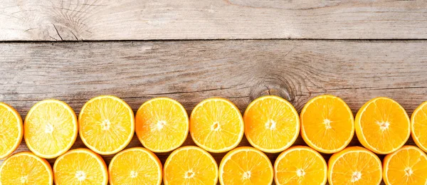 Saftige Orangenhälften Auf Einem Holztisch Ansicht Von Oben — Stockfoto