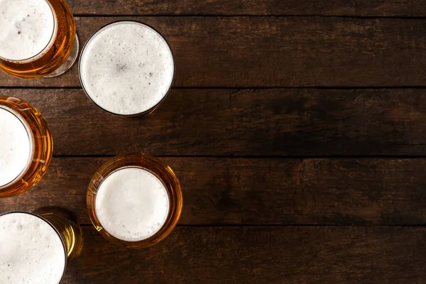 Bira bardakları ahşap masada..