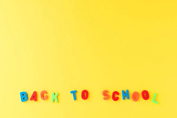 Terug Naar School Tekst Gele Achtergrond Met Kopieerruimte — Stockfoto