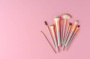 Pembe arka planda makyaj fırçası koleksiyonu